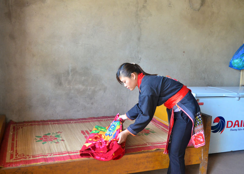  Triệu thị Dung thôn Lỏong Tỏong, xã Thanh Sơn  chăm sóc vườn trà hoa vàng; sắp xếp đồ đặc gia đình gọn gàng.