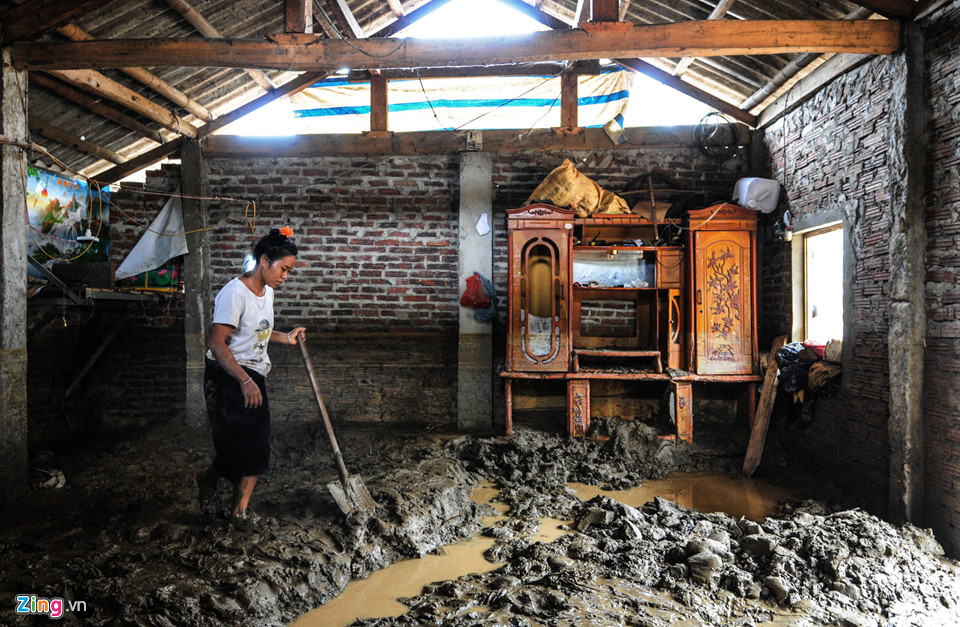 Chị Hà Thị Ứt (bản Ngoa, xã Phúc Sơn) mất hết gà, đồ dùng, quần áo, chỉ còn lại chiếc đệm đang phơi ngoài xa là giữ được.