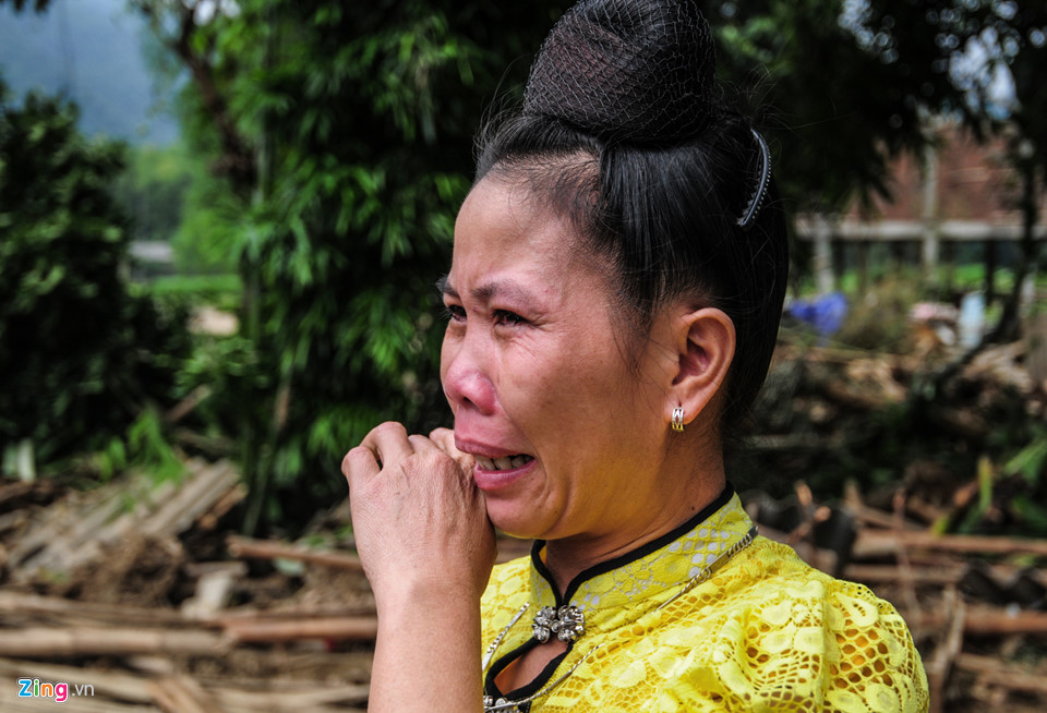 Chị Đồng Thị Lột từ Trạm Tấu bật khóc khi xuống thăm nhà anh trai sau cơn lũ. "Anh trai tôi tích cóp mãi, vừa xây được cái nhà thì bây giờ lại mất hết", chị Lột nức nở.