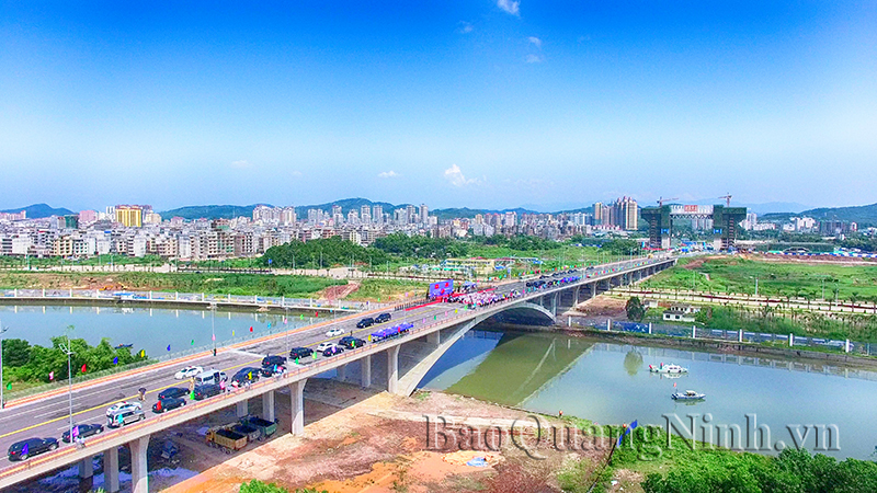 Cầu Bắc Luân II, cây cầu kết nối tuyến hành lang kinh tế ASEAN với Trung Quốc vừa được hoàn thành.