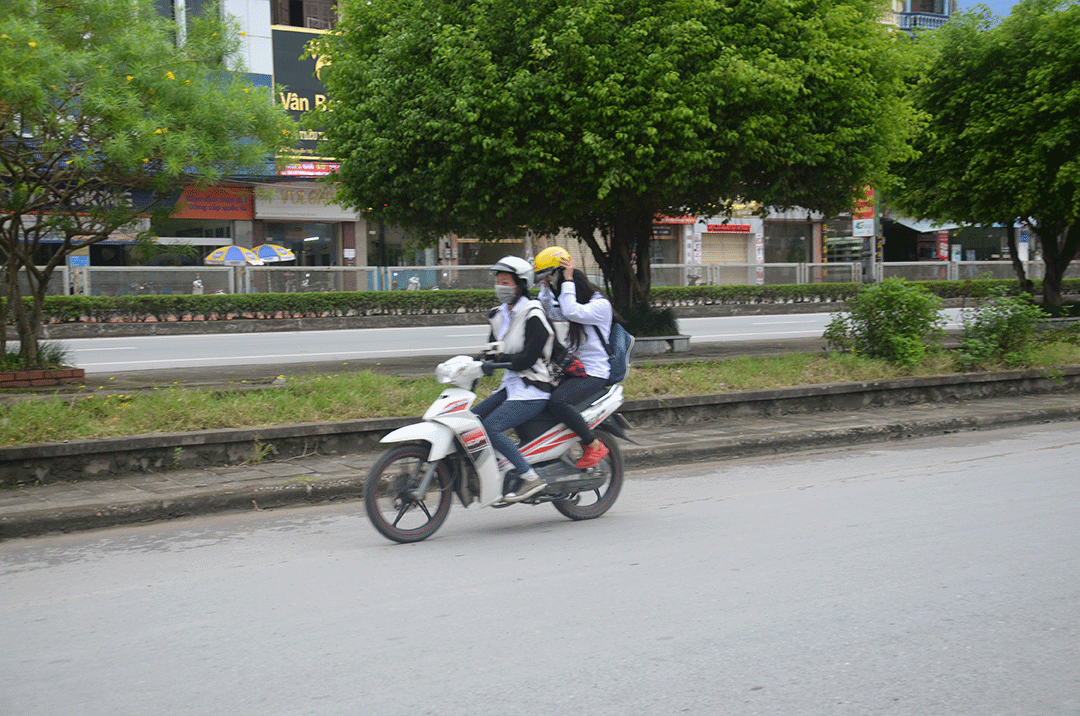 Học sinh Trung tâm HN&GDTX tỉnh đi xe máy tới trường