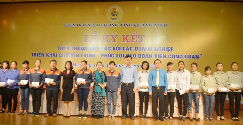Lãnh đạo Tổng LĐLĐ Việt Nam, UBND tỉnh, LĐLĐ tỉnh trao thẻ đoàn viên công đoàn cho người lao động tại các doanh nghiệp.
