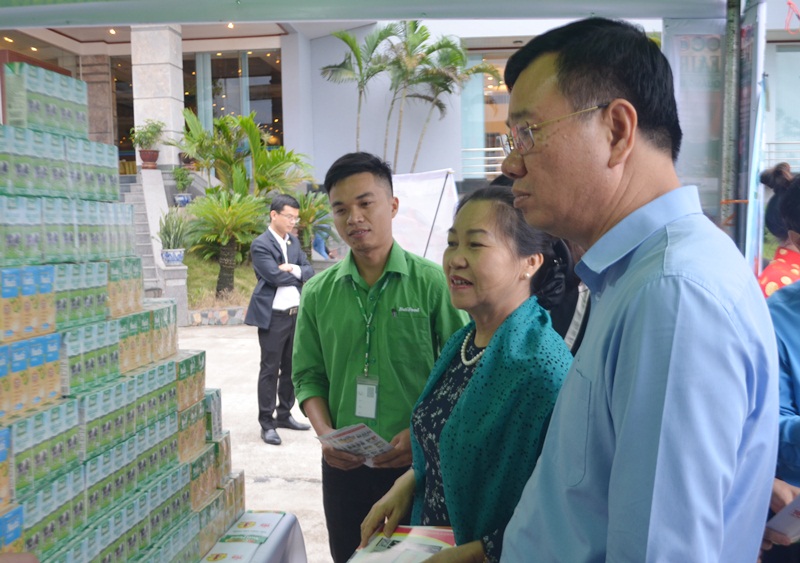 Các lãnh đạo Tổng LĐLĐ Việt Nam, Ban Dân vện Tỉnh Ủy tham quan các gian hàng giới thiệu sản phẩm của các doanh nghiệp tham gia Chương trình 