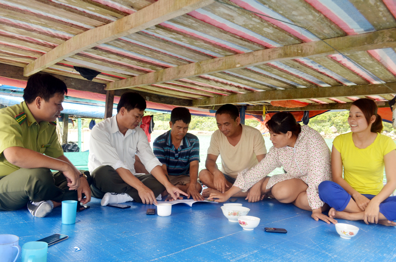 Cán bộ Ban Quản lý Vườn Quốc gia Bái Tử Long gặp gỡ các ngư dân để tuyên truyền, kiểm tra việc thực hiện phương án chia sẻ lợi ích nguồn lợi thủy sản.