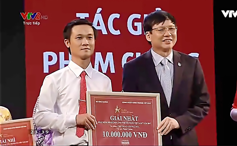 Anh Phạm Cường, cán bộ Công ty CP than Vàng Danh - Vinacomin, tác giả bức ảnh Chờ tiếng còi phá hỏa được trao giải nhất