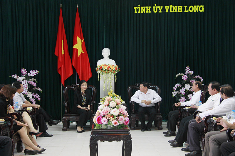 Đồng chí Trần Văn Rón, Bí thư Tỉnh ủy Vĩnh Long, tiếp và làm việc với Đoàn.