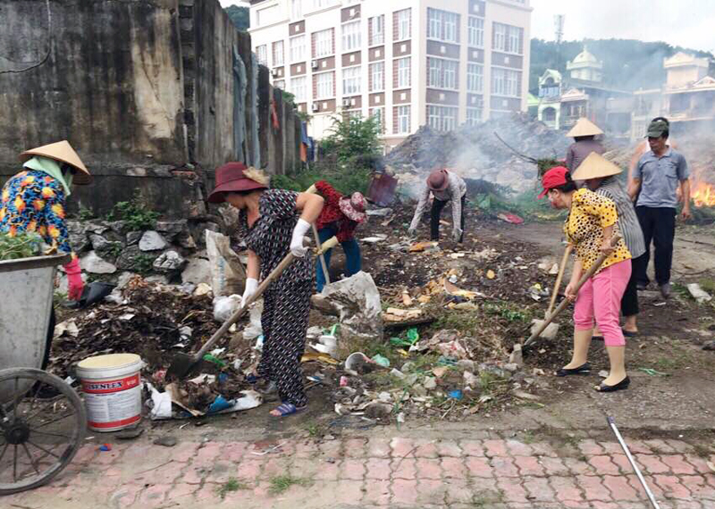 Cán bộ hội viên phụ nữ và nhân dân phường Trần Hưng Đạo tham gia dọn dẹp vệ sinh môi trường 