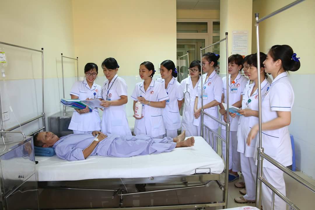 Nữ cán bộ y tế Khoa Truyền nhiễm Bệnh viện Việt Nam- Thụy Điển Uông Bí.