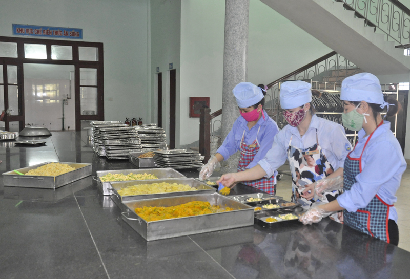 Sinh viên Trường Cao đẳng nghề Mỏ Hồng Cẩm được miễn phí ăn, ở (Trong ảnh: Chuẩn bị bữa ăn cho sinh viên tại nhà ăn Khu KTX học sinh, sinh viên Phân hiệu đào tạo Hoành Bồ, Trường Đào tạo nghề Mỏ Hồng Cẩm).