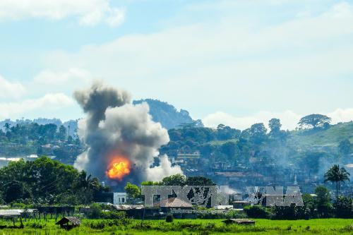 Khói bốc lên sau các cuộc không kích của Không quân Philippines nhằm vào các vị trí của phiến quân tại Marawi trên đảo Mindanao ngày 17/9. Ảnh: AFP/TTXVN