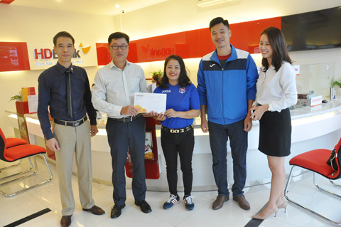 Đại diện Ngân hàng HDBank Chi nhánh Quảng Ninh tặng Hội CĐV CLB bóng đá Than Quảng Ninh