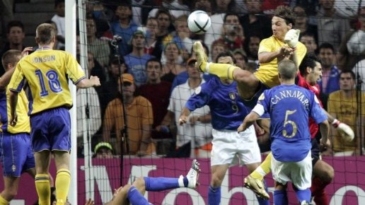  Italia đã gặp lại oan gia của mình ở vòng chung kết EURO 2004, đó là Thụy Điển.