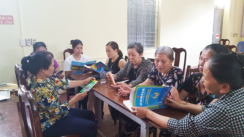 Thành viên CLB Phòng, chống bạo lực gia đình khu 6, phường Bãi Cháy (TP Hạ Long) bàn kế hoạch tổ chức buổi nói chuyện chuyên đề.