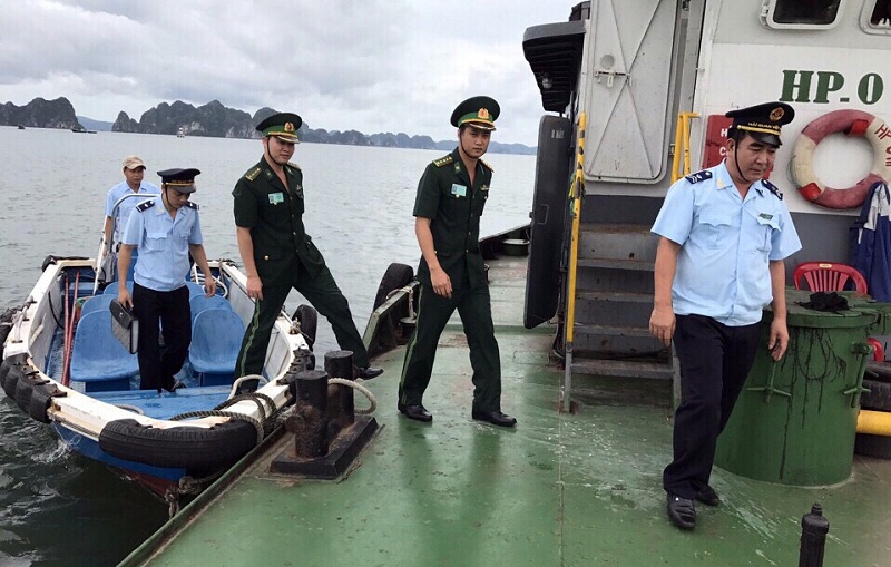 Chi cục HQCK cảng Cẩm Phả cùng lực lượng chức năng trên địa bàn TTKS kịp thời ngăn chặn các vi phạm trong hoạt động thương mại.