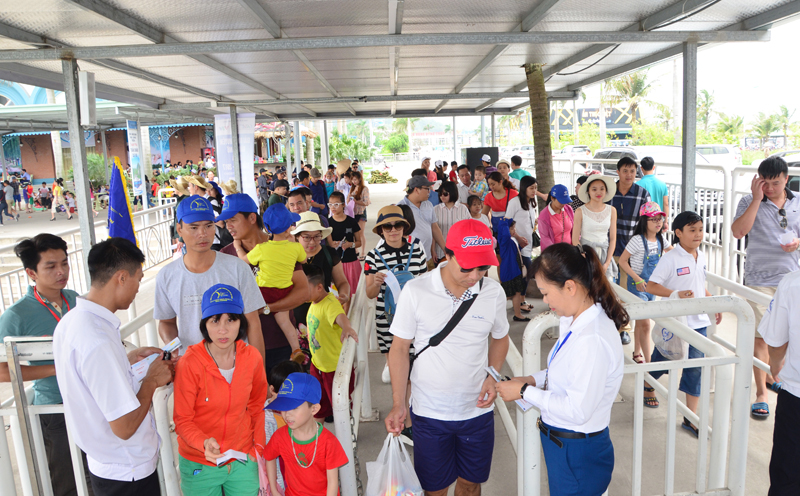 Khách du lịch tham quan Vịnh Hạ Long qua cổng soát vé Cảng tàu khách quốc tế Tuần Châu