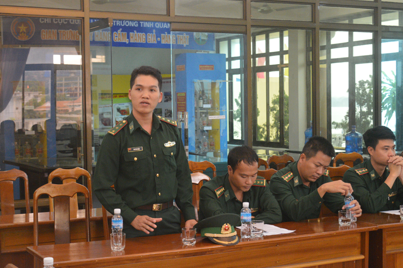 Đoàn viên Bộ đội biên phòng tỉnh tham gia thảo luận tại tọa đàm.