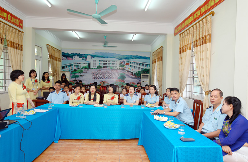 Cô giáo Nguyễn Hồng Điệp, Chủ tịch Công đoàn Trường THCS Hà Trung chia sẻ về tình hình giảng dạy của nhà trường.