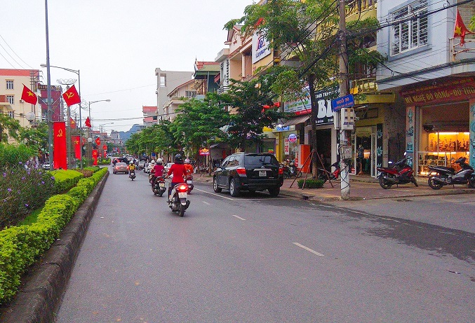 Dù vào giờ tan tầm, đường Bái Tử Long ở trung tâm phường Cẩm Trung (TP Cẩm Phả) luôn thông thoáng từ vỉa hè xuống lòng đường