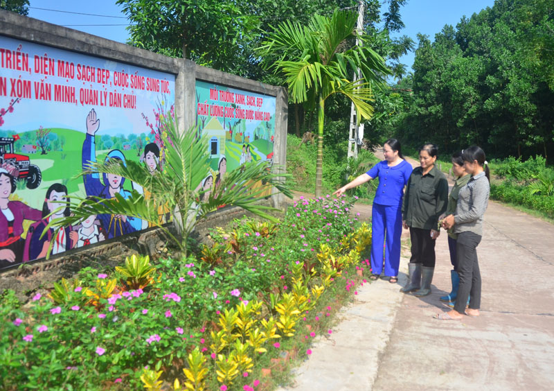 Cán bộ Hội LHPN xã Hải Lạng, huyện Tiên Yên vận động hội viên, phụ nữ tích cực tham gia dọn vệ sinh, trồng cây, hoa làm đẹp cảnh quan thôn, xóm.