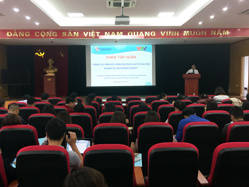 Ông Mai Đức Lộc, Phó chủ tịch Hội nhà báo Việt Nam phát biểu khai mạc lớp tập huấn.