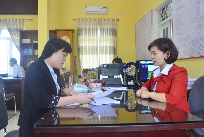 Chị Bùi Thị Kim Thủy, Phó Chủ tịch UBND phường Thanh Sơn, TP Uông Bí kiểm tra sổ nhật ký công tác của CBCC phường.