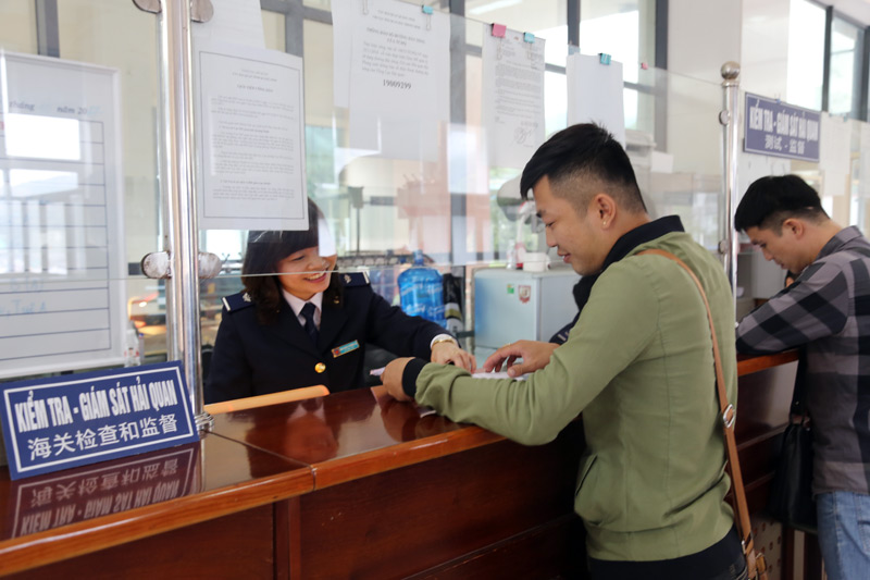 Cán bộ Chi cục Hải quan Bắc Phong Sinh mở tờ khai và giải đáp những vướng mắc cho doanh nghiệp trong hoạt động XNK hàng hóa.