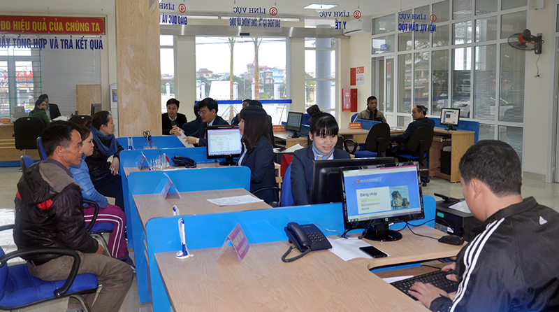 Cán bộ Trung tâm Hành chính công huyện Hải Hà hướng dẫn người dân, doanh nghiệp thực hiện các thủ tục hành chính.