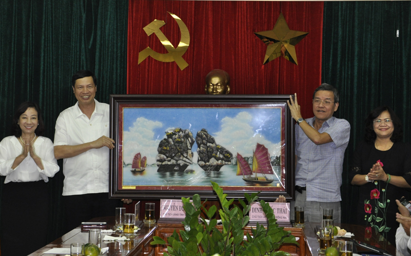 Đoàn công tác tỉnh Quảng Ninh tặng quà lưu niệm tỉnh Đồng Nai.