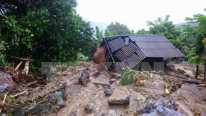 Hơn 1.000 nhà cửa, tài sản của người dân trên địa bàn tỉnh Hòa Bình bị lũ làm hư hỏng, cuốn trôi . (Ảnh: Nhan Sinh/TTXVN)