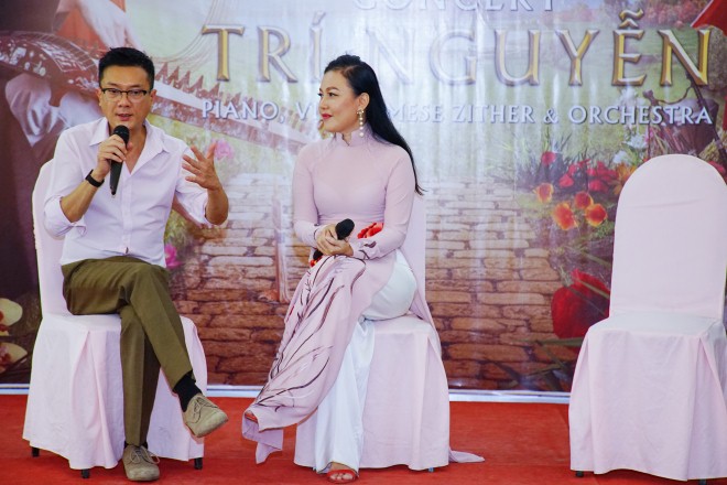 Nghệ sĩ Trí Nguyễn (bìa trái) trả lời họp báo hôm 19/10.