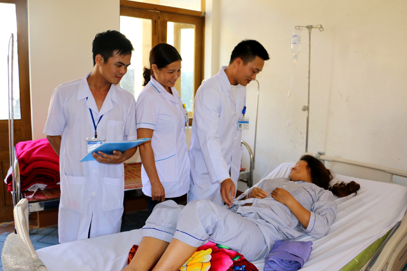 Các bác sĩ Trung tâm Y tế huyện Cô Tô thăm hỏi, động viên chị Đỗ Thị Quỳnh.