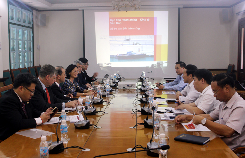 Các đồng chí lãnh đạo tỉnh nghe Công ty TNHH PWC Việt Nam bày ý tưởng quy hoạch tổng thể phát triển kinh tế- xã hội Đơn vị HC-KT đặc biệt Vân Đồn. Ảnh: Thu Trang