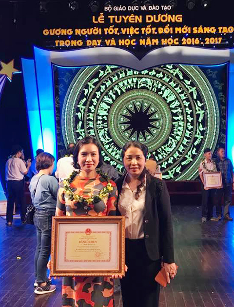 Cô giáo Thái Hà và Giám đốc Sở Giáo dục- Đào tạo trong lễ vinh danh. (Ảnh: Nhân vật cung cấp)