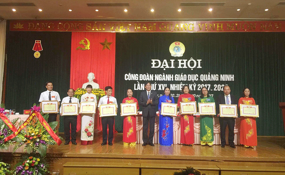 Lãnh đạo Công đoàn Gi áo dục Việt Nam tặng bằng khen cho các cá nhân, tập thể có thành tích xuất sắc trong nhiệm kỳ 2012-2017
