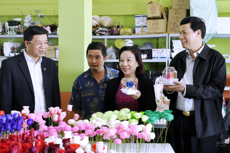 Đồng chí Nguyễn Đức Long cùng đoàn công tác tham quan dây chuyền sản xuất khoa công nghệ cao tại Công ty CP Công nghệ sinh học vườn hoa Đà Lạt