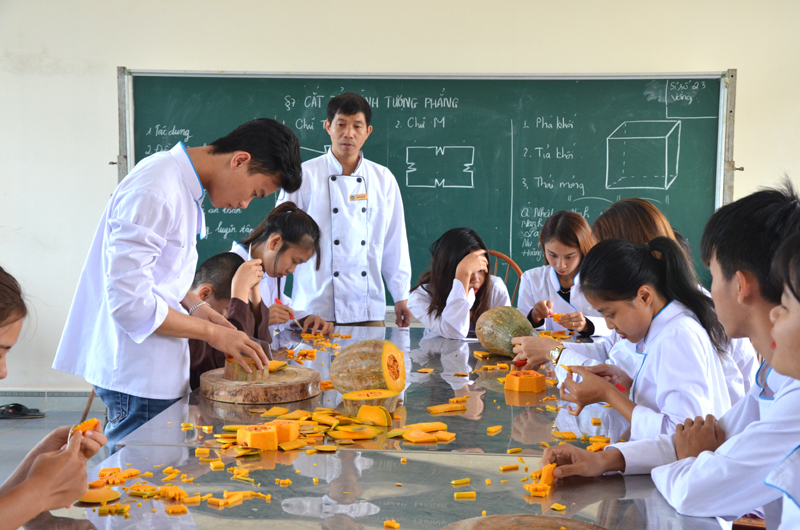 Lớp Trung cấp nghề Kỹ thuật chế biến món ăn 2, K42 của Trung tâm GDNN&GDTX Vân Đồn thực hành tại lớp