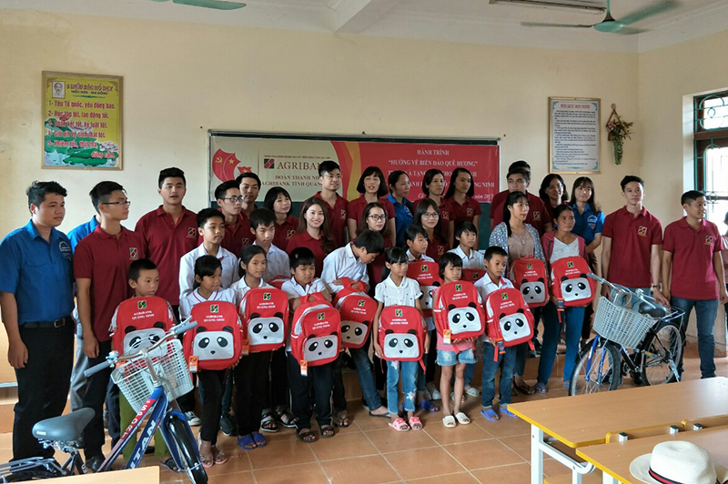 ĐVTN Agribank Quảng Ninh trao tặng quà cho các em học sinh tại xã Thanh Lân, huyện Cô Tô