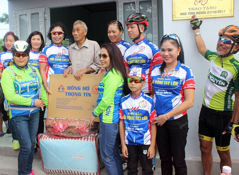 Hội Xe đạp thể thao nối vòng tay lớn miền Bắc trao tặng quà cho gia đình ông Hoàng Văn Thốn.