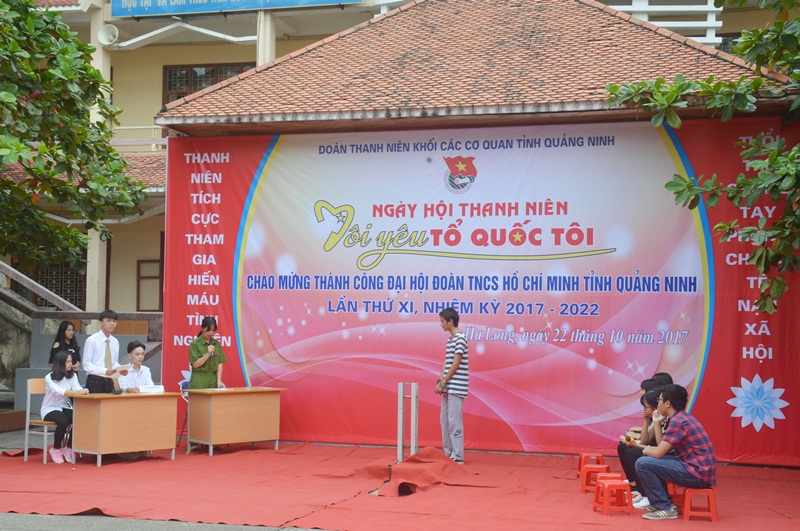 đội đội tuyên truyền về phòng chống tệ nạn xã hội của Trường THPT Chuyên Hạ Long.