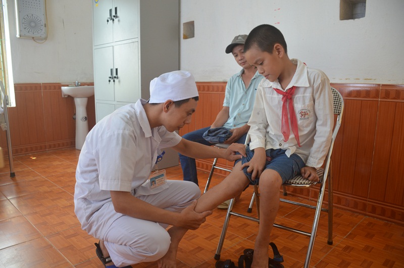 Người dân đến KCB tại Trạm Y tế xã Nguyễn Huệ, TX Đông Triều.