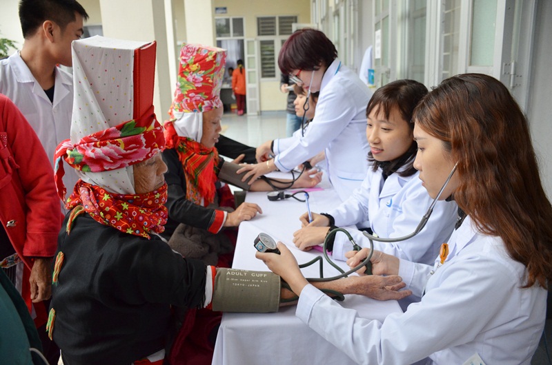 Bác sĩ Bệnh viện Bãi Cháy KCB lưu động tại xã Quảng Lâm, huyện Đầm Hà.