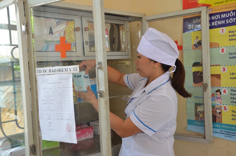  Cán bộ Trạm Y tế xã Đồng Sơn (Hoành Bồ) kiểm tra thuốc và vât tư y tế của đơn vị 
