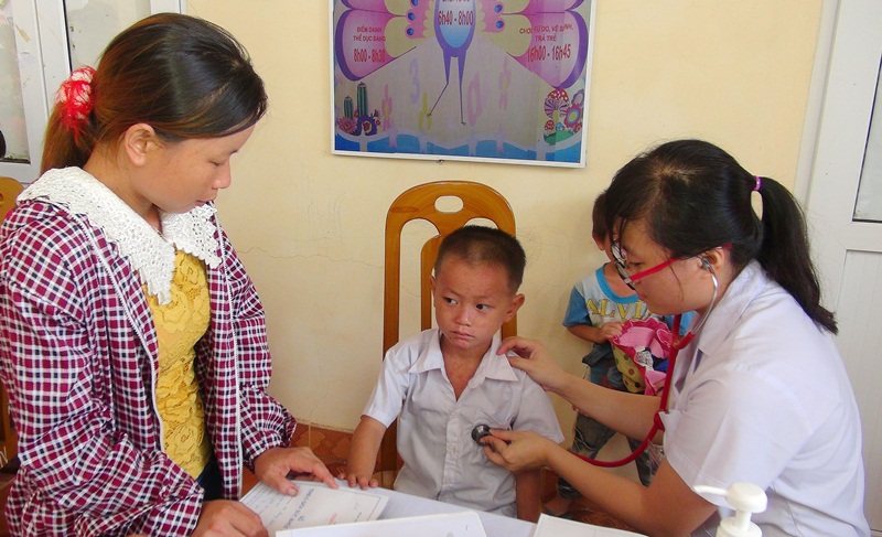 Đoàn bác sĩ KCB lưu động của Bệnh viện Sản Nhi Quảng Ninh khám bệnh cho trẻ em xã Đông Ngũ, huyện Tiên Yên.