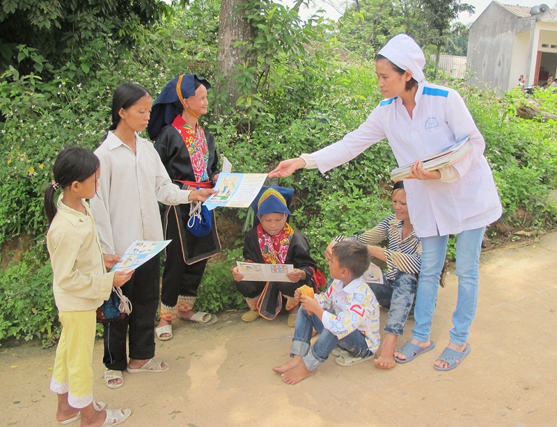 Cán bộ Trạm Y tế xã Đồn Đạc, huyện Ba Chẽ phát tờ rơi tuyên truyền, hướng dẫn chăm sóc sức khỏe cho người dân trên địa bàn.