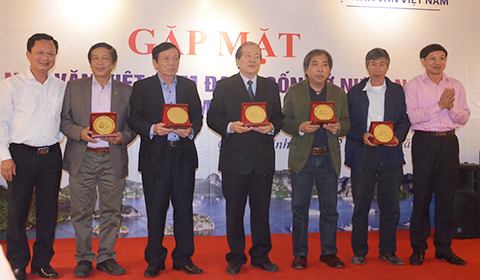 Đồng chí Nguyễn Xuân Ký và đồng chí Cao Tường Huy tặng quà lưu niệm cho lãnh đạo Hội Nhà văn Việt Nam.