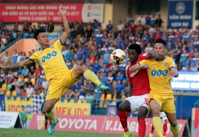 Quang Ninh and Thanh Hoa’s players vie for the ball in the 22nd round of the V.League 1 at Cam Pha Stadium in Quang Ninh Province yesterday. Quang Ninh won 4-3. — Photo tienphong.vn