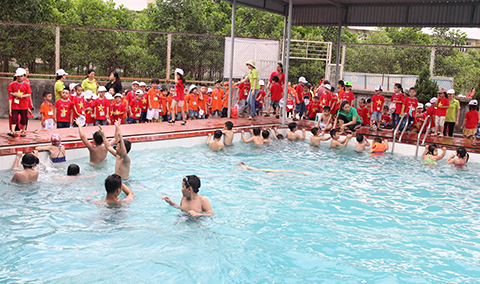 Giờ học bơi của học sinh Trường Đoàn Thị Điểm Hạ Long trong mùa hè 2017. 