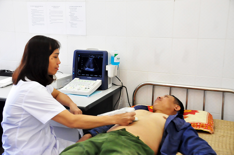 Trạm Y tế xã Quảng La thực hiện kỹ thuật khám nội soi cho người dân trên địa bàn xã và các xã lân cận.