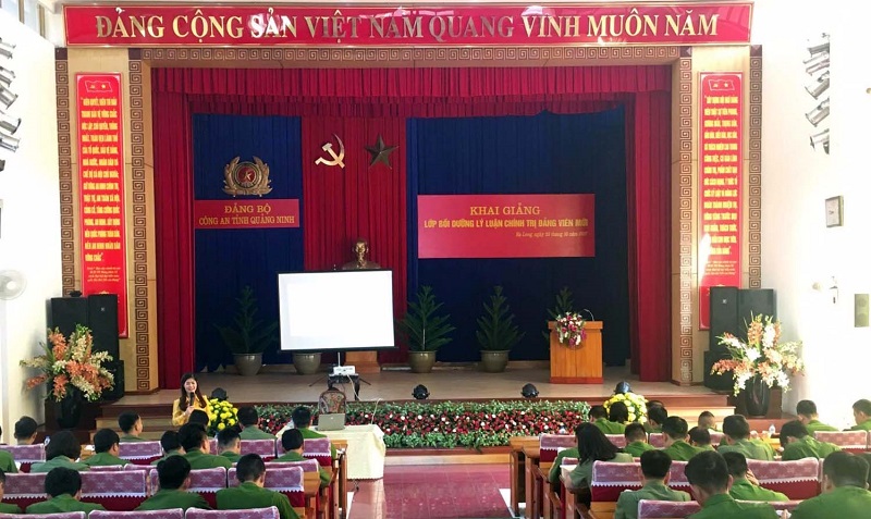  Quang cảnh lớp khai giảng lý luận cho 86 đảng viên mới tại Công an tỉnh