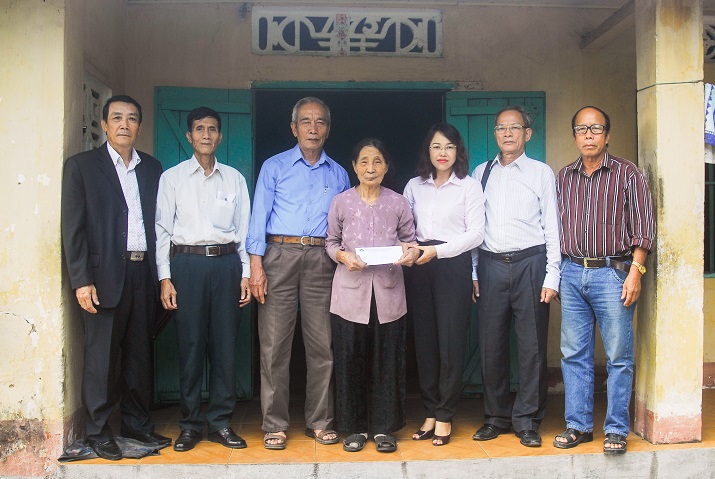 Đoàn công tác đến thăm hộ bà Nguyễn Thị Hợi là hộ NTC khó khăn của phường Hồng Hải